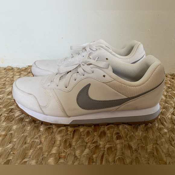 Nike Women's Sneakers in White and Gray - Picture 6 of 8